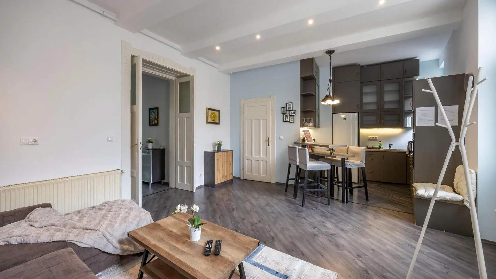 Explore Budapest From A Central Cozy Home & Sweet Retreat Apartment